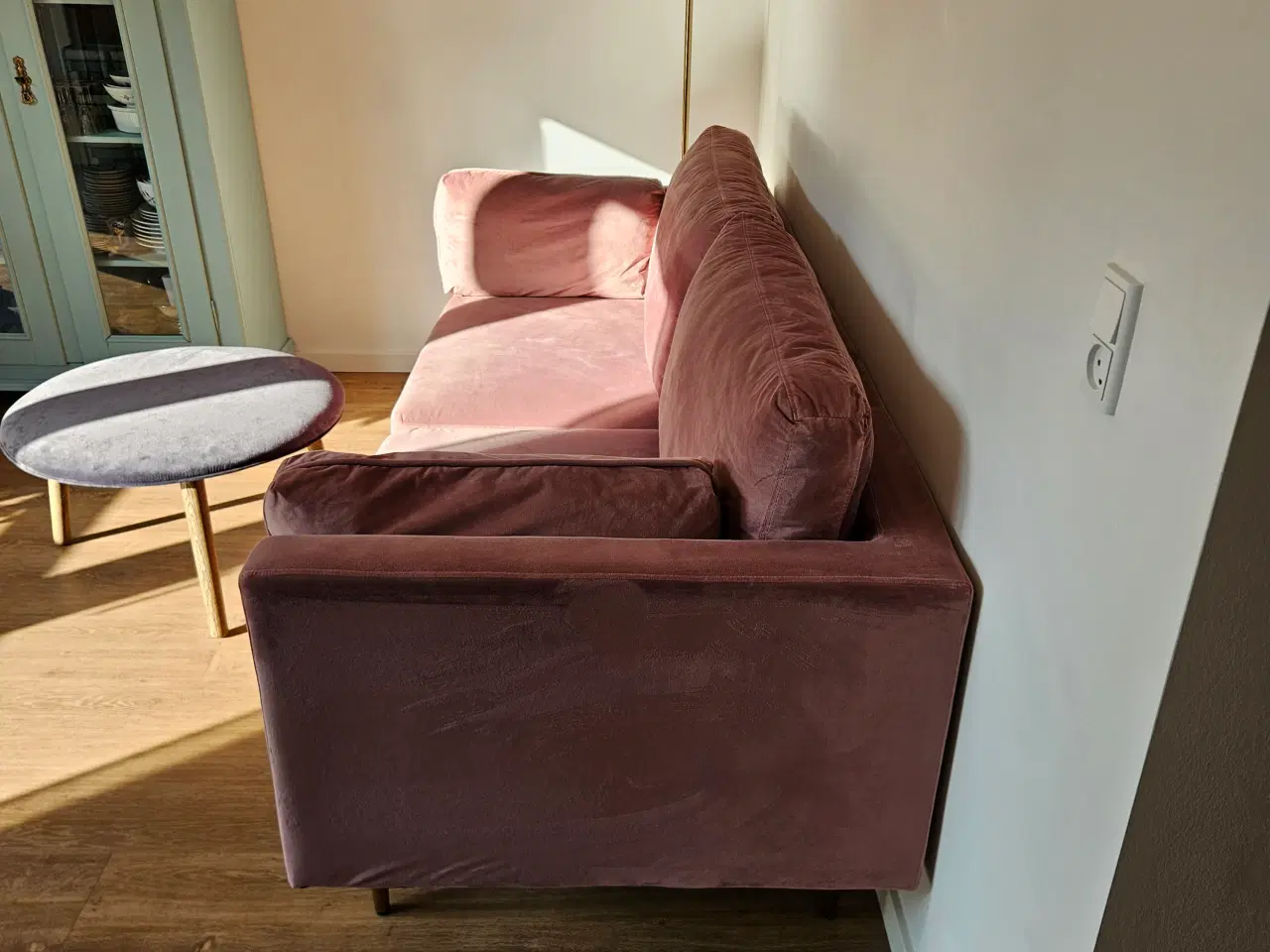 Billede 3 - Flot moderne velour sofa i rosa