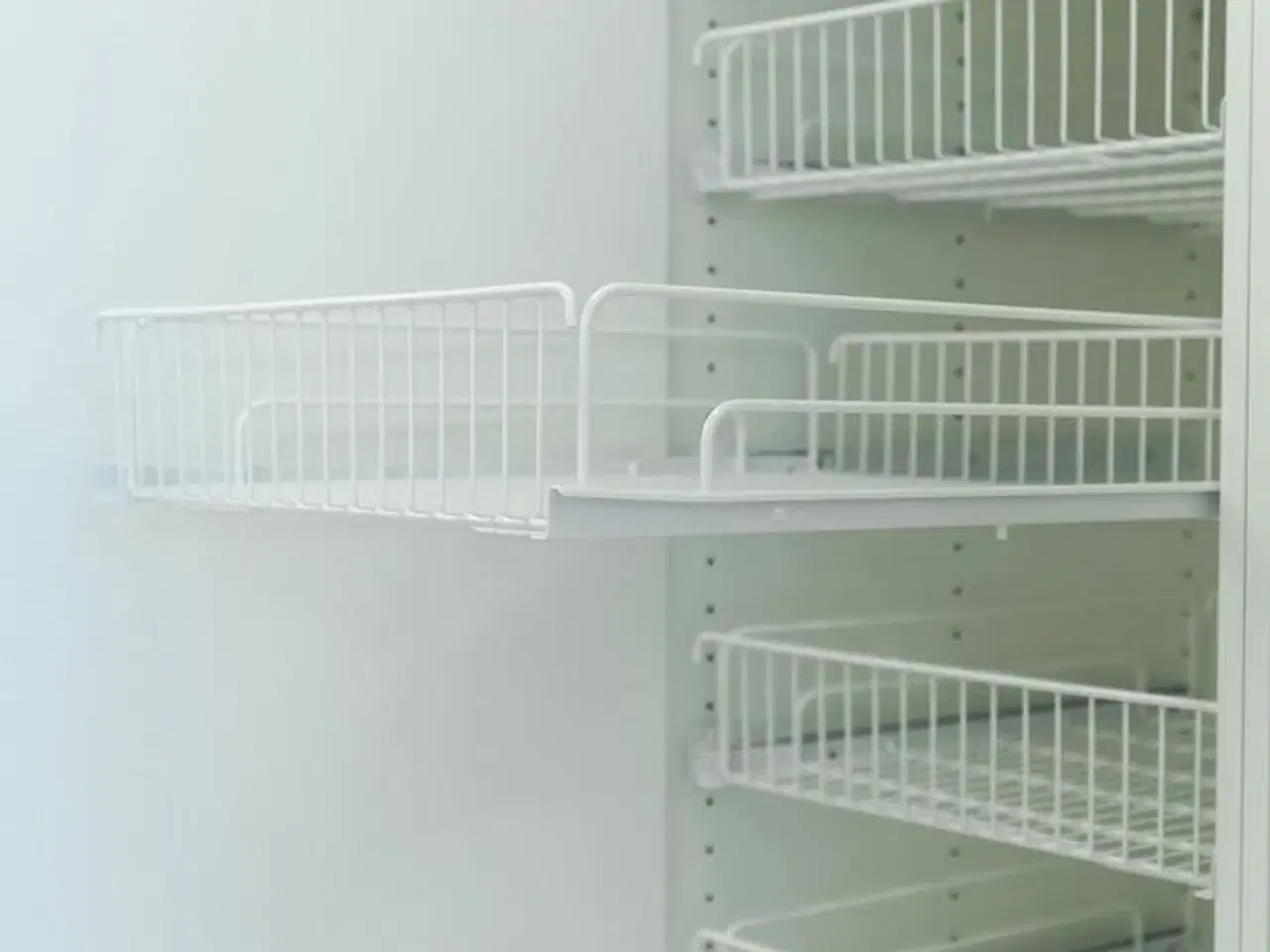 Billede 3 - 4 STK. Hvide KVALITETS TRÅDKURV på rulleudtræk