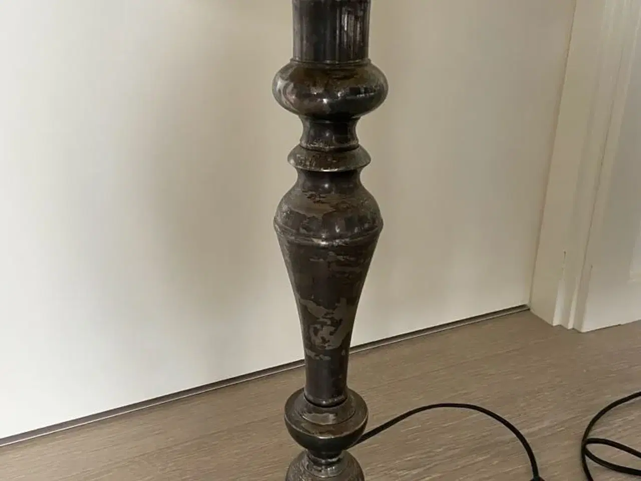 Billede 2 - 75 cm høj lampe i antik stil