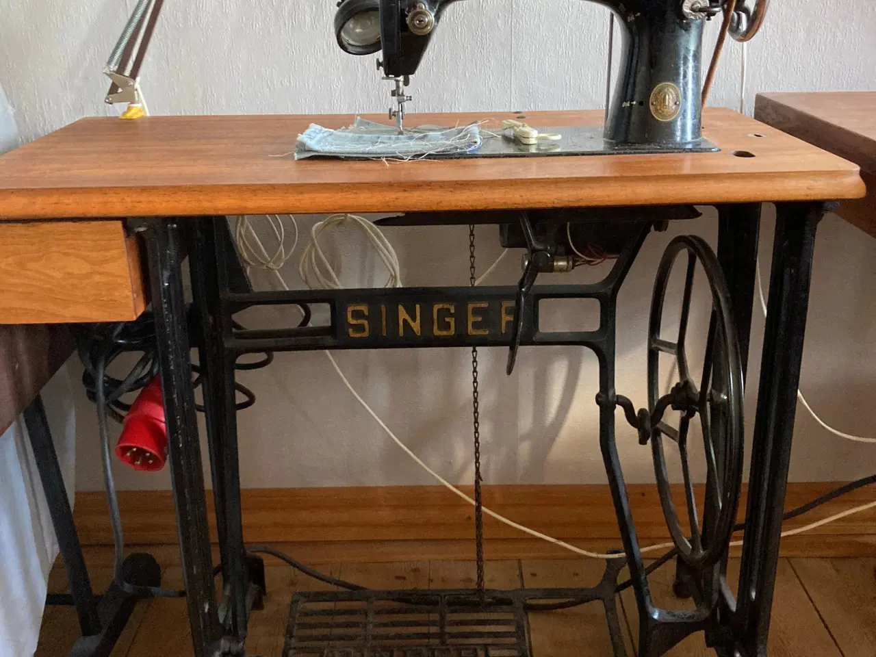 Billede 4 - Gamle Singer symaskiner, stikkesting + overlock