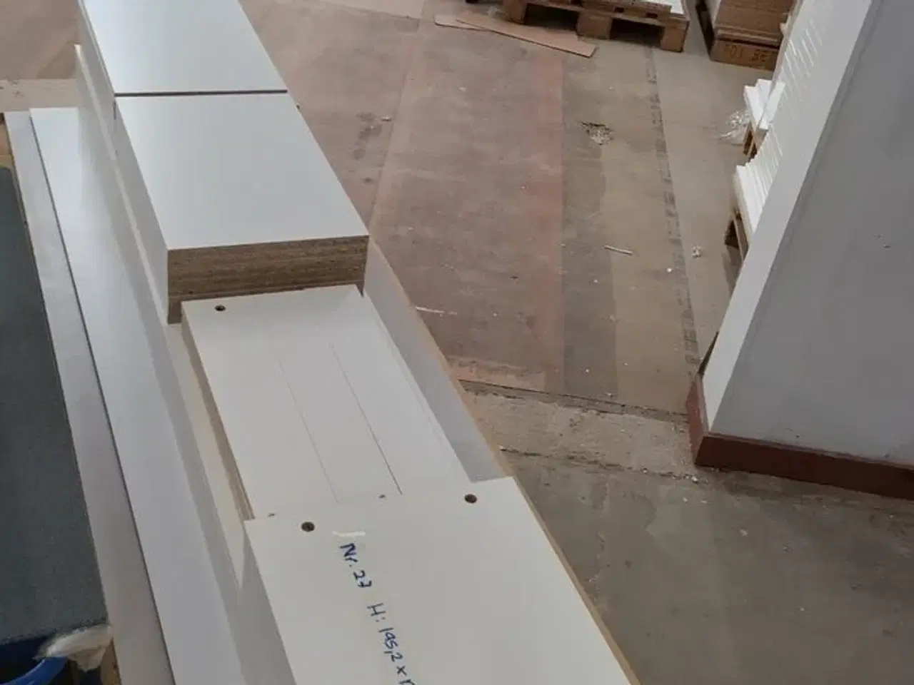 Billede 9 - 4 stk. usamlet højskabe H: 195,2 x B: 50 x D: 34,0 med låge og 16 hylder