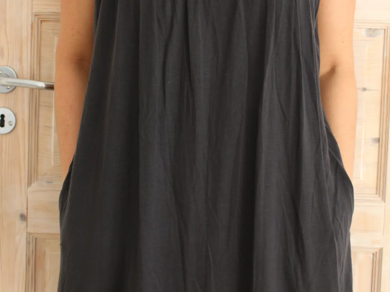 Billede 3 - Koksgrå kjole med bindebånd