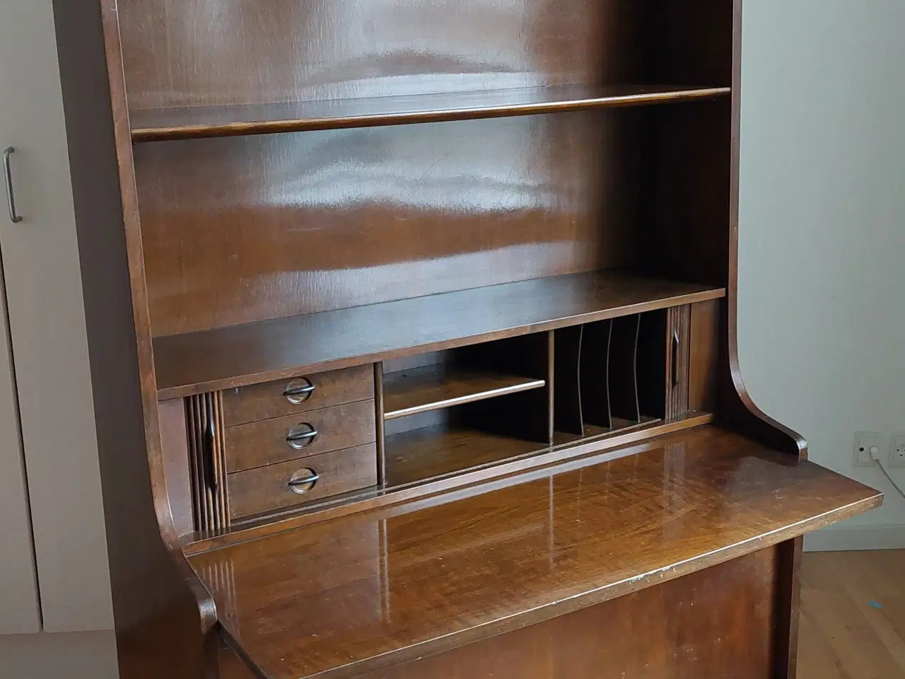 Billede 1 - Klassisk reol i lakeret teak tegnet af Johs. Sorth