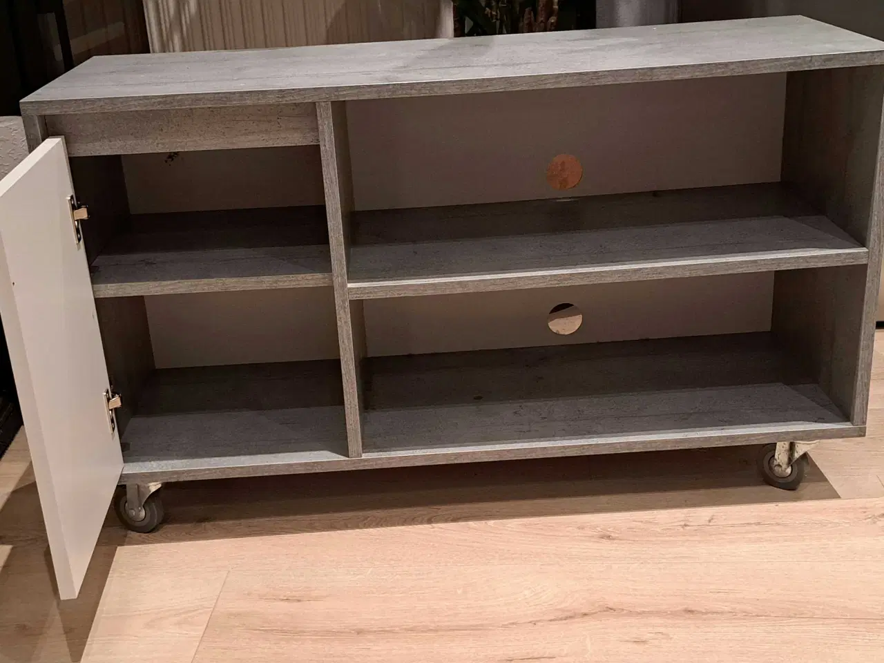 Billede 2 - Tv bord på hjul