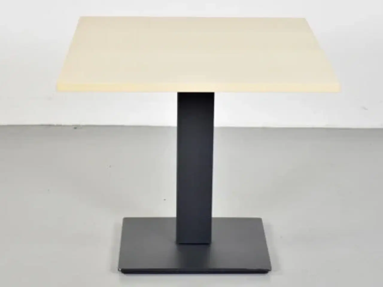 Billede 2 - Cafébord i birk med sort stel