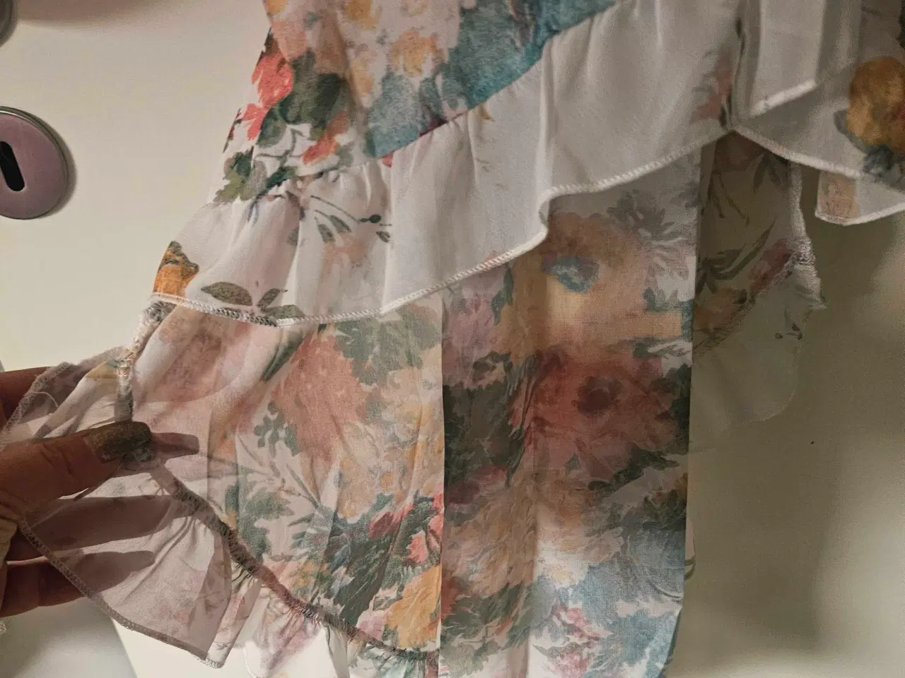 Billede 2 - Kjole med blomsteprint