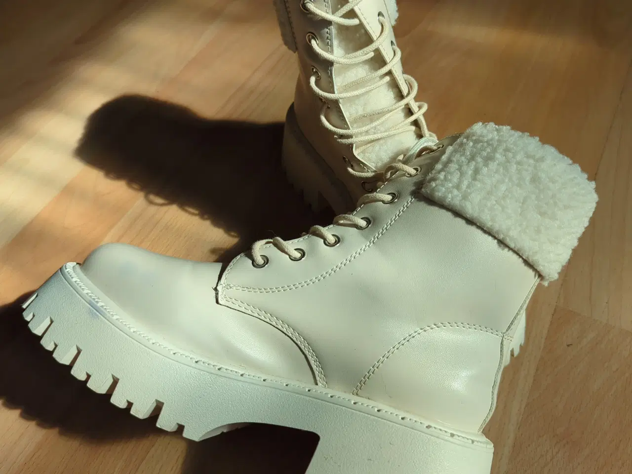 Billede 3 - Støvler i hvid kunstlæder