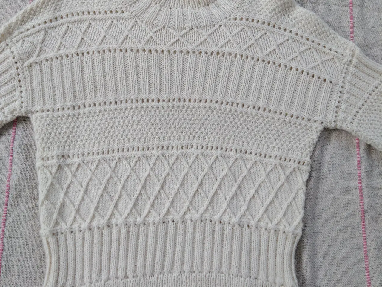 Billede 3 - Sweater strikket i 65% Ull, 35% Alpakka