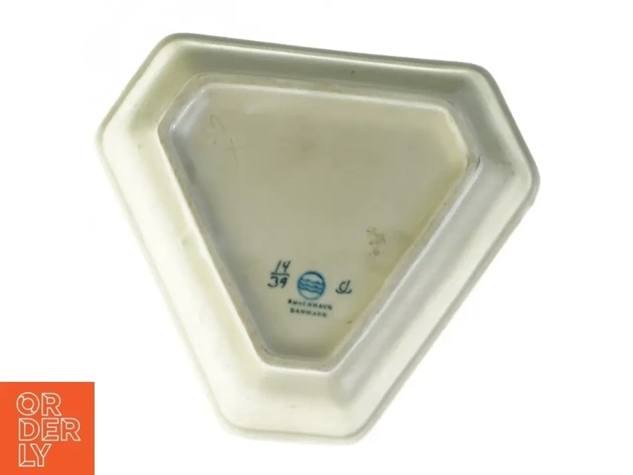 Billede 4 - Trekantet fad med egern motiv fra Royal Copenhagen (str. 15 x 3 cm)