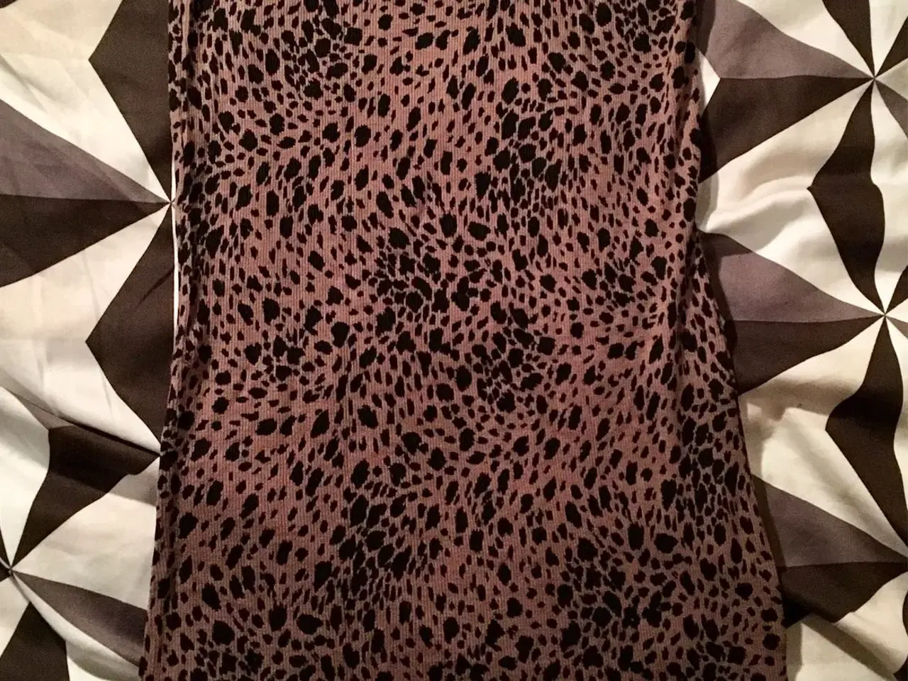 Billede 3 - Leopard print kjole til salg