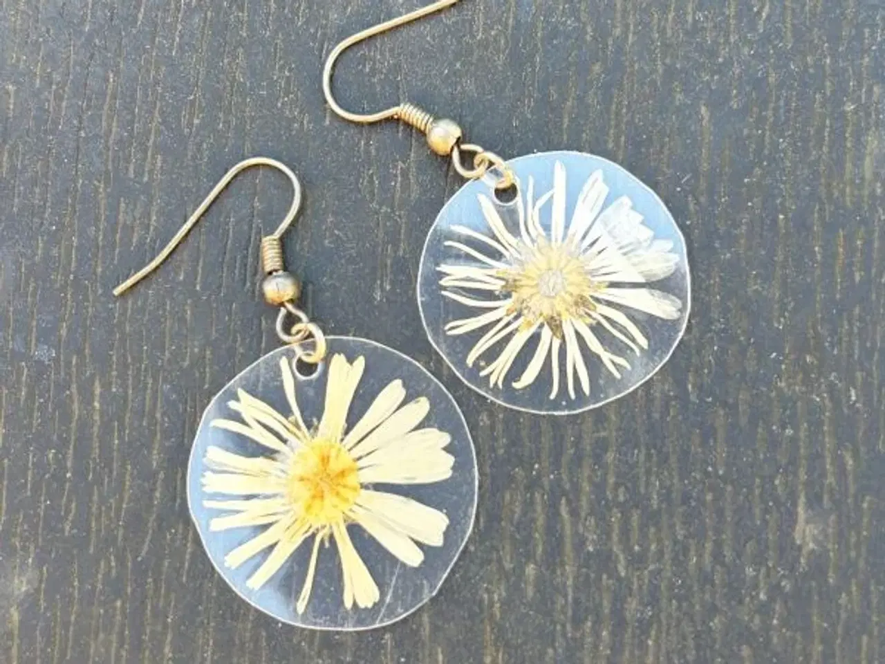 Billede 3 - Øreringe / ørestikker / øreclips med bellis blomst