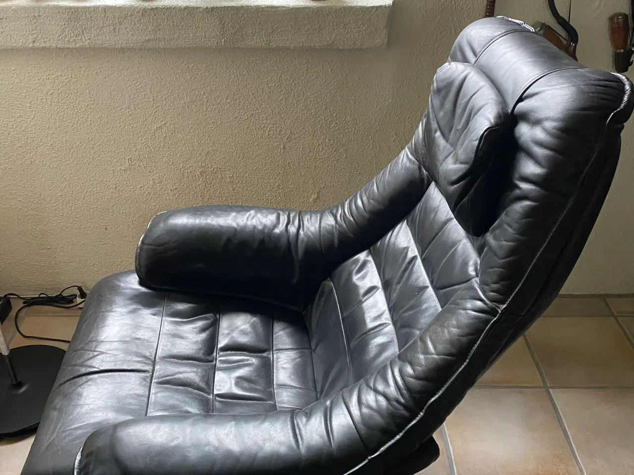 Billede 1 - Drejestol med sort læder 