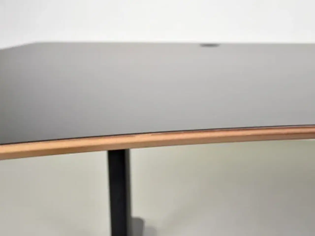 Billede 7 - Hæve-/sænkebord med mavebue og kabelbakke, 230 cm.