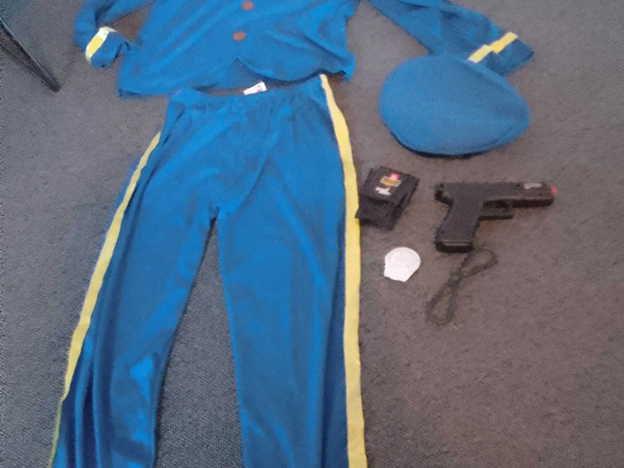 Billede 1 - Politi kostume 7 dele Str 14o