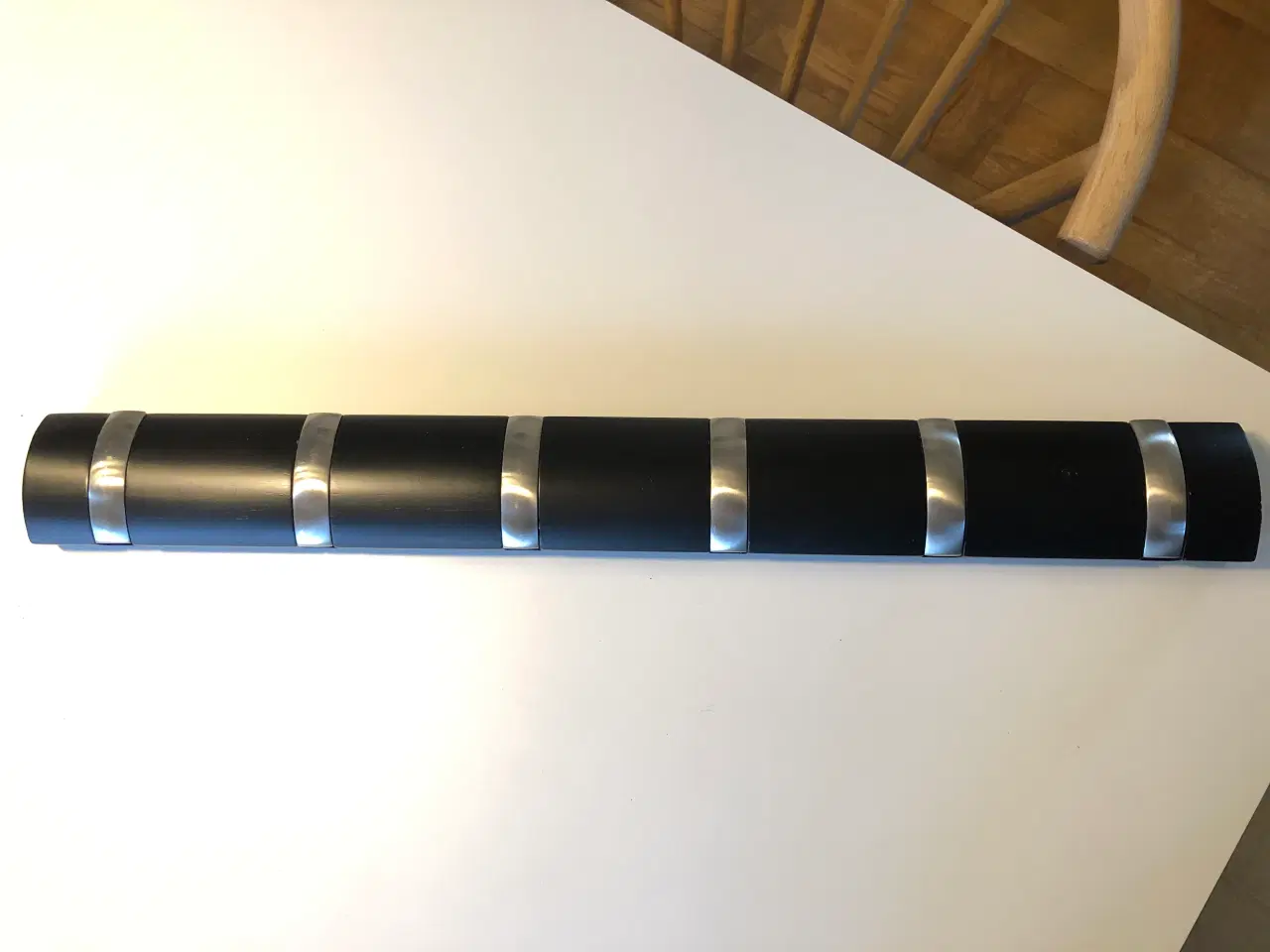 Billede 1 - Knagerække i sort og børstet stål med 6 knager