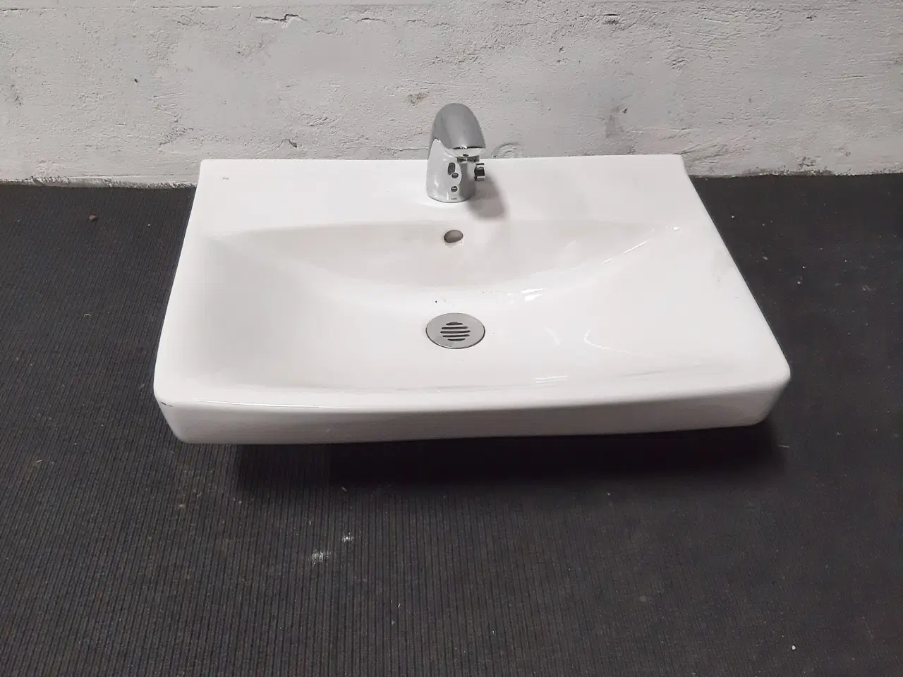 Billede 1 - Ifö håndvask med berøringsfrit armatur, 560x150x430mm, hvid