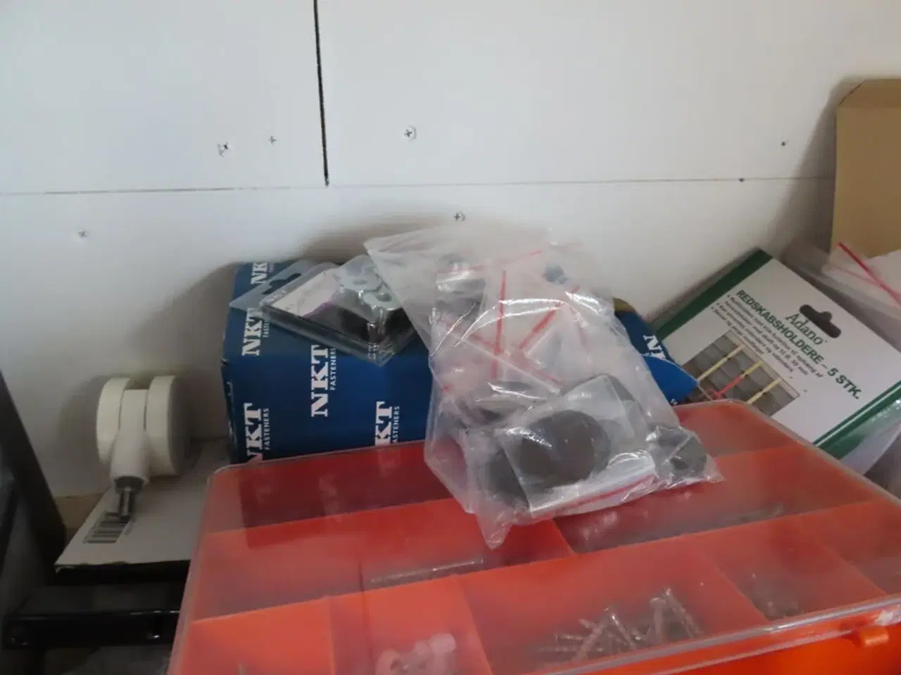 Billede 5 - Reol med indhold (Se billeder)