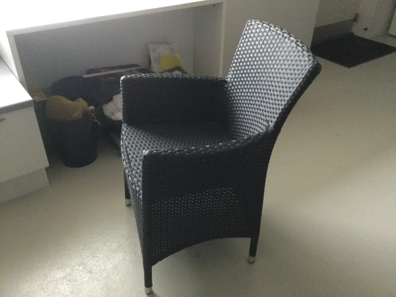 Billede 2 - Havebord og 8 sorte polyrattan stole