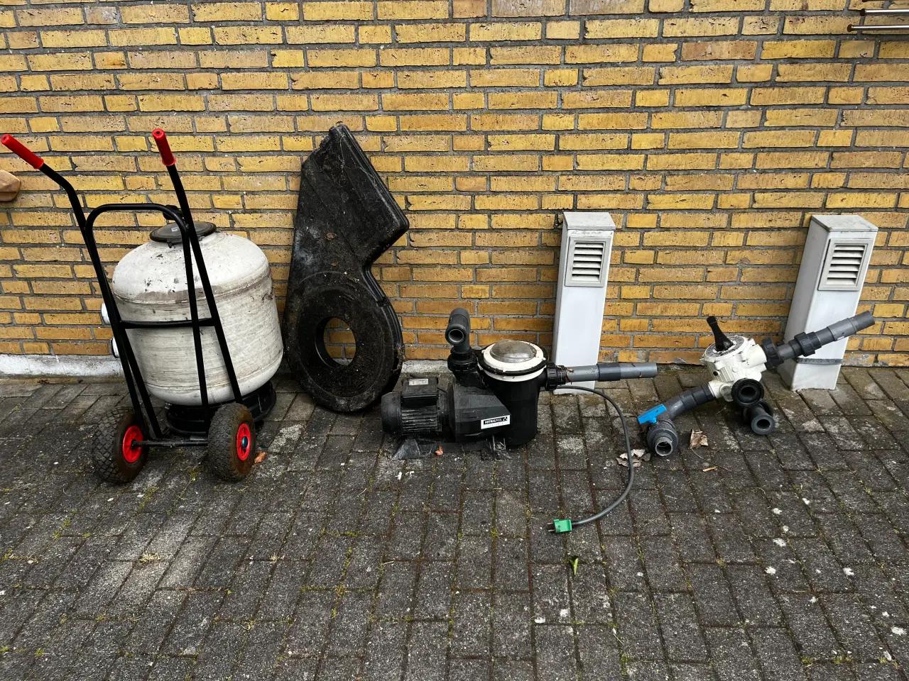 Billede 1 - Pool, pumpe vandlås og sandfilter