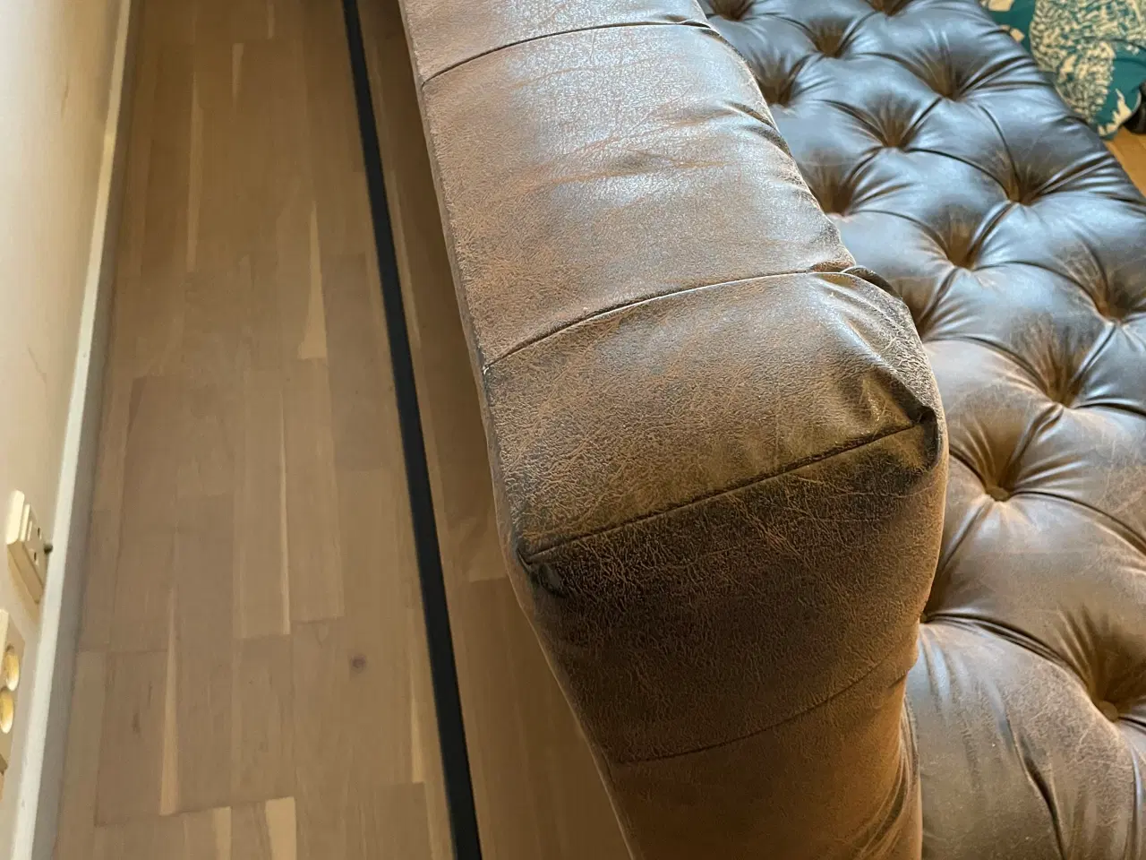 Billede 6 - Chesterfieldlignende sofa med moderne twist
