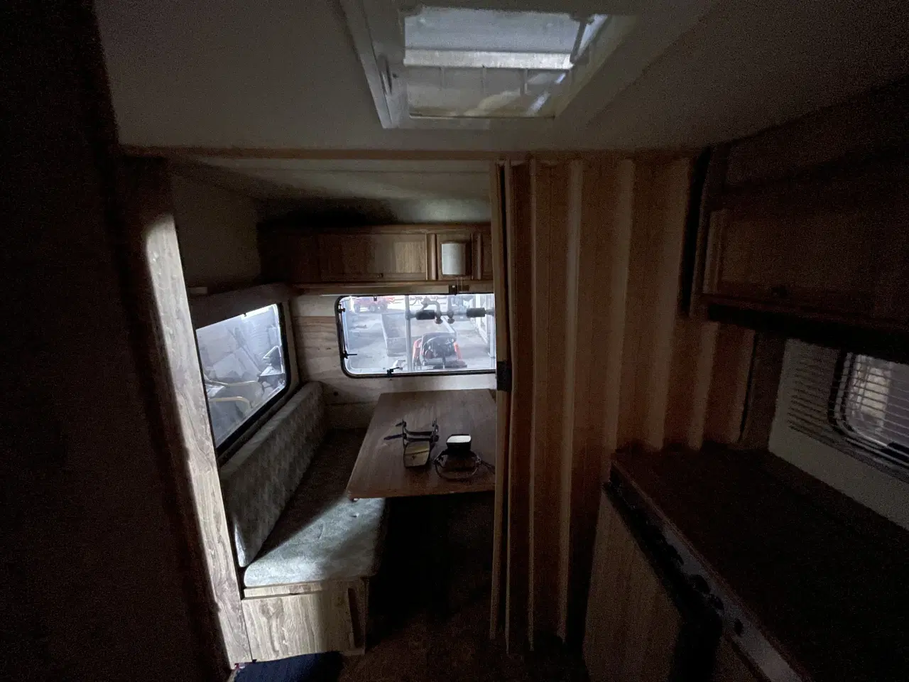 Billede 11 - Campingvogn med køkken og siddegrupper/sovepladser