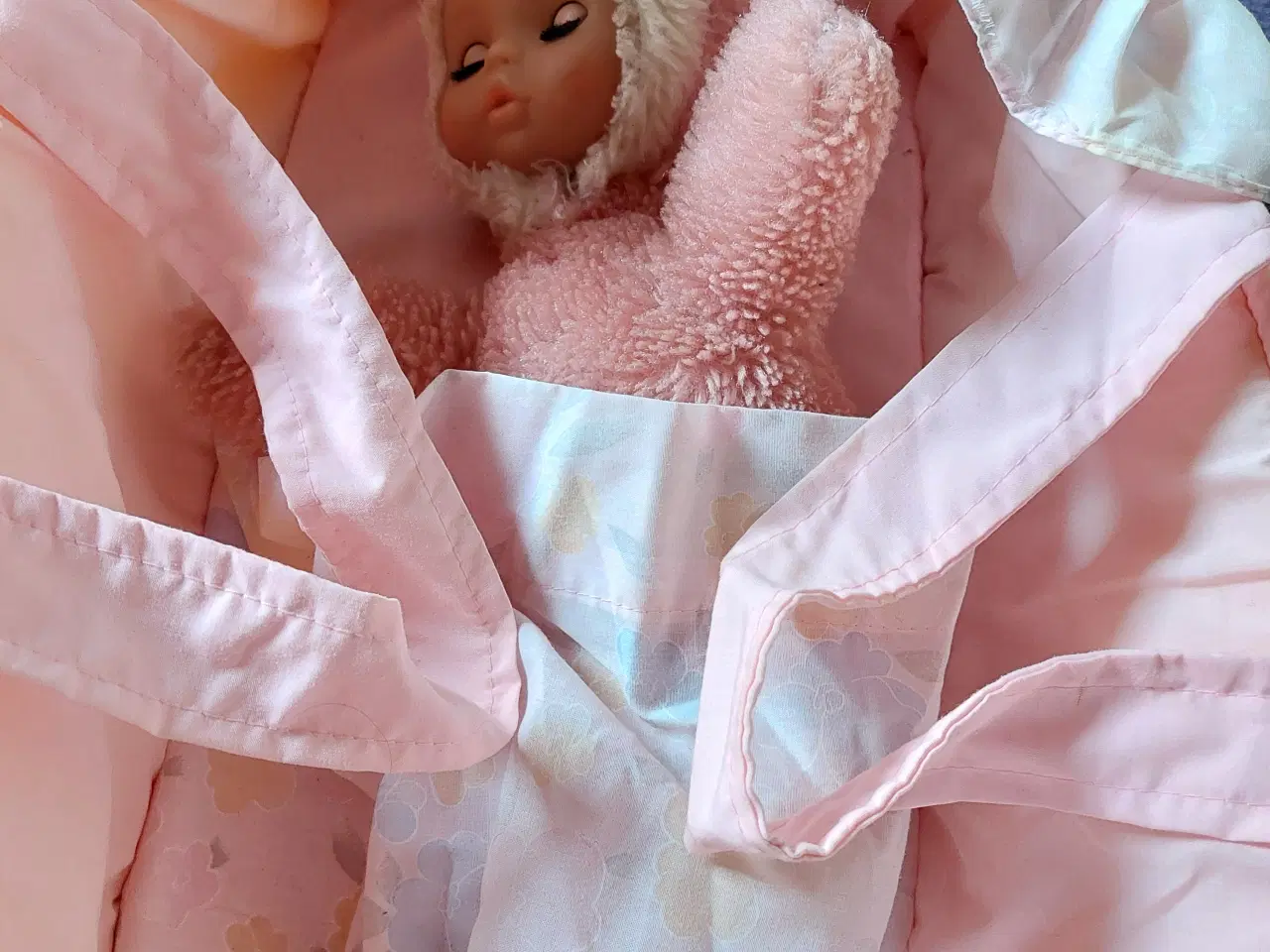 Billede 1 - Dukke Lift Lyserød m flæser