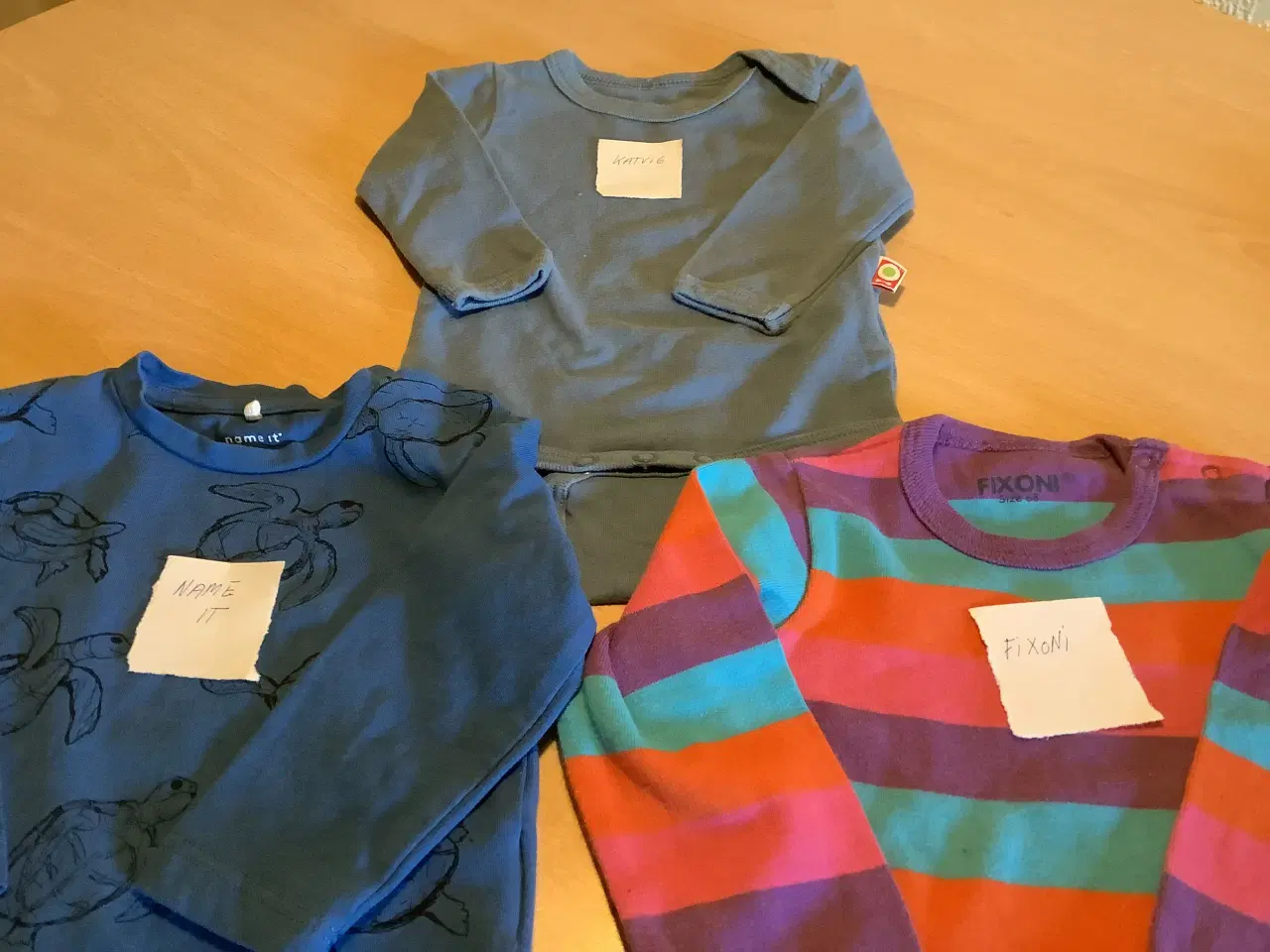 Billede 1 - Helt nyt tøj str. 68. 2 bluser og 1 body unisex