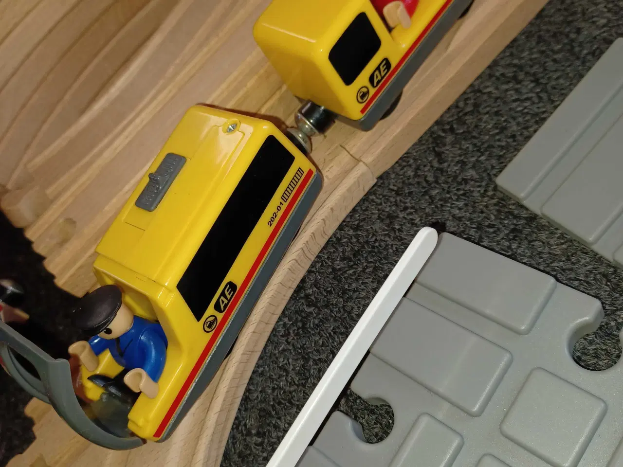 Billede 3 - Togbane med to elektriske tog