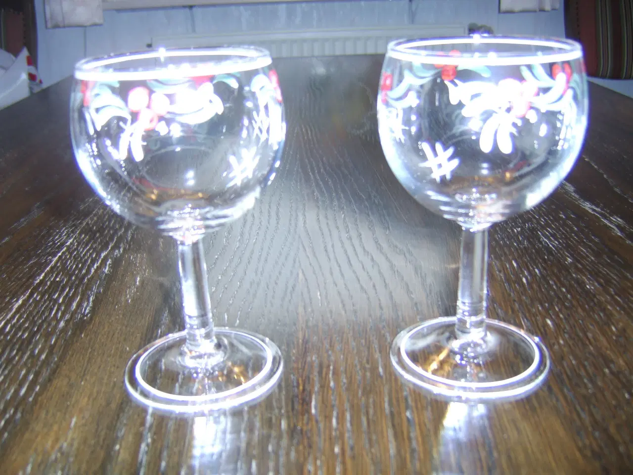 Billede 2 - 2 vinglas med malede blomster