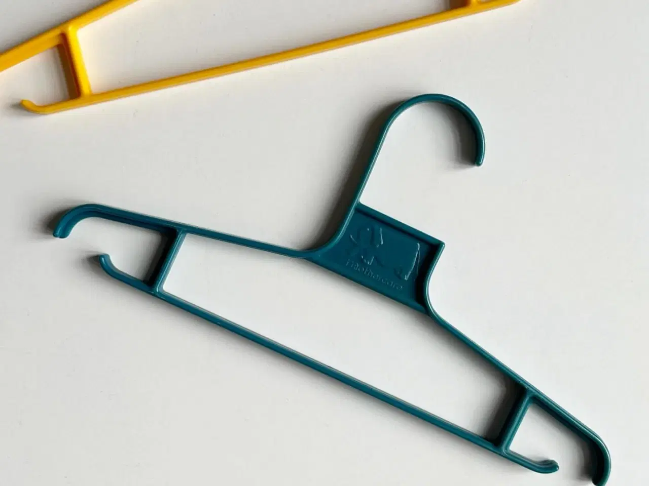 Billede 5 - Mothercare børnebøjler af plast, 2 stk samlet