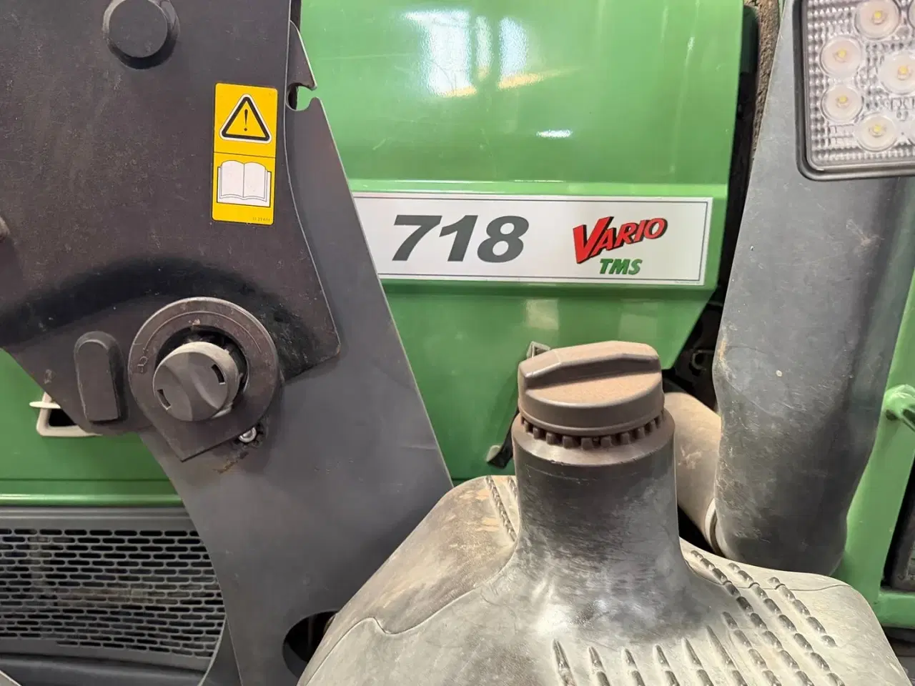 Billede 11 - Fendt 718 Vario TMS med læsser og tvillingehjul hele vejen rundt