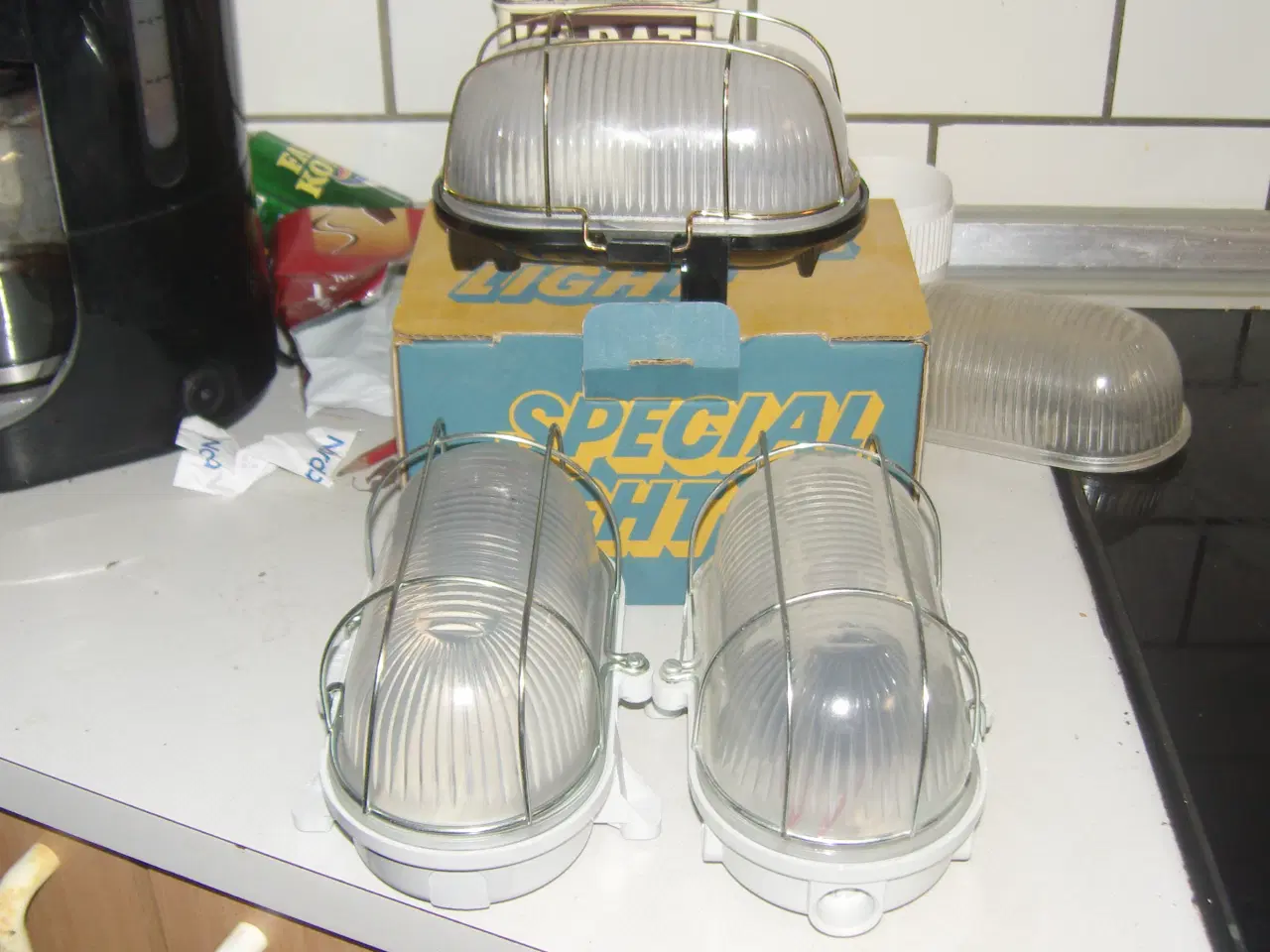 Billede 1 - Sælges.2 udendørs Scotte lamper med hvid sokkel.