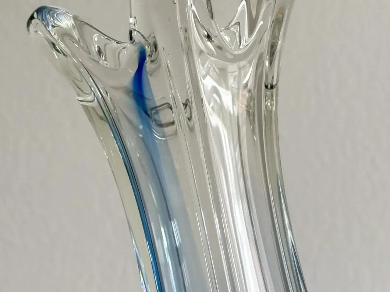 Billede 5 - Organisk glasvase m blå bund
