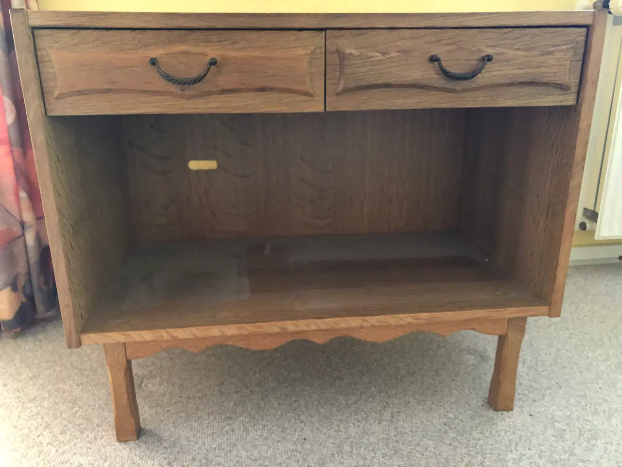 Billede 1 - TV-bord i afsyret eg med 2 skuffer