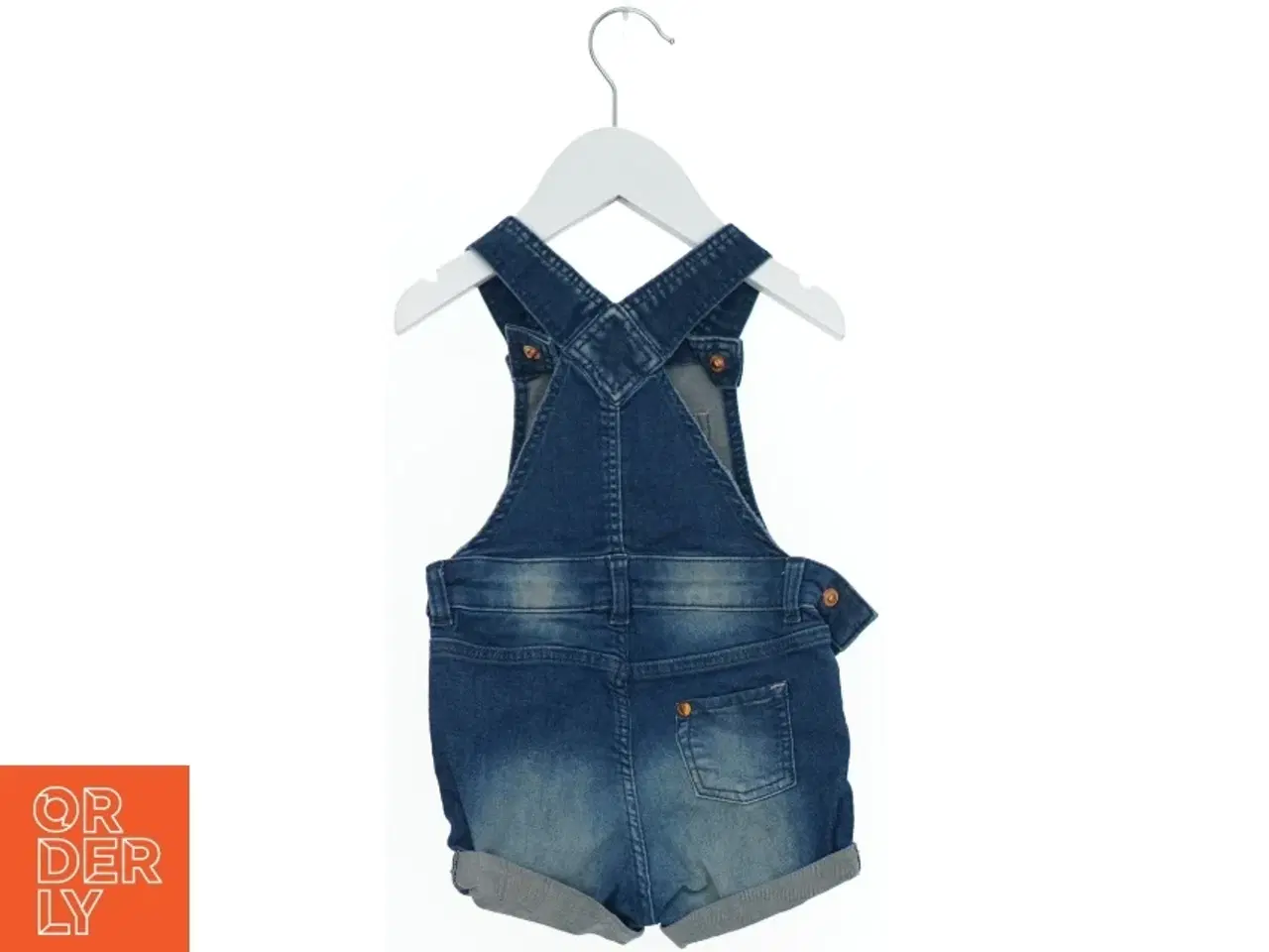 Billede 2 - Denim børneshortsoveralls med hjertedetalje fra H&M (str. 74)