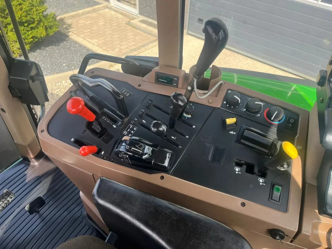 Billede 7 - John Deere 7710 8.1L motor, store hjul og frontlift. En ejeres velholdt gård traktor.