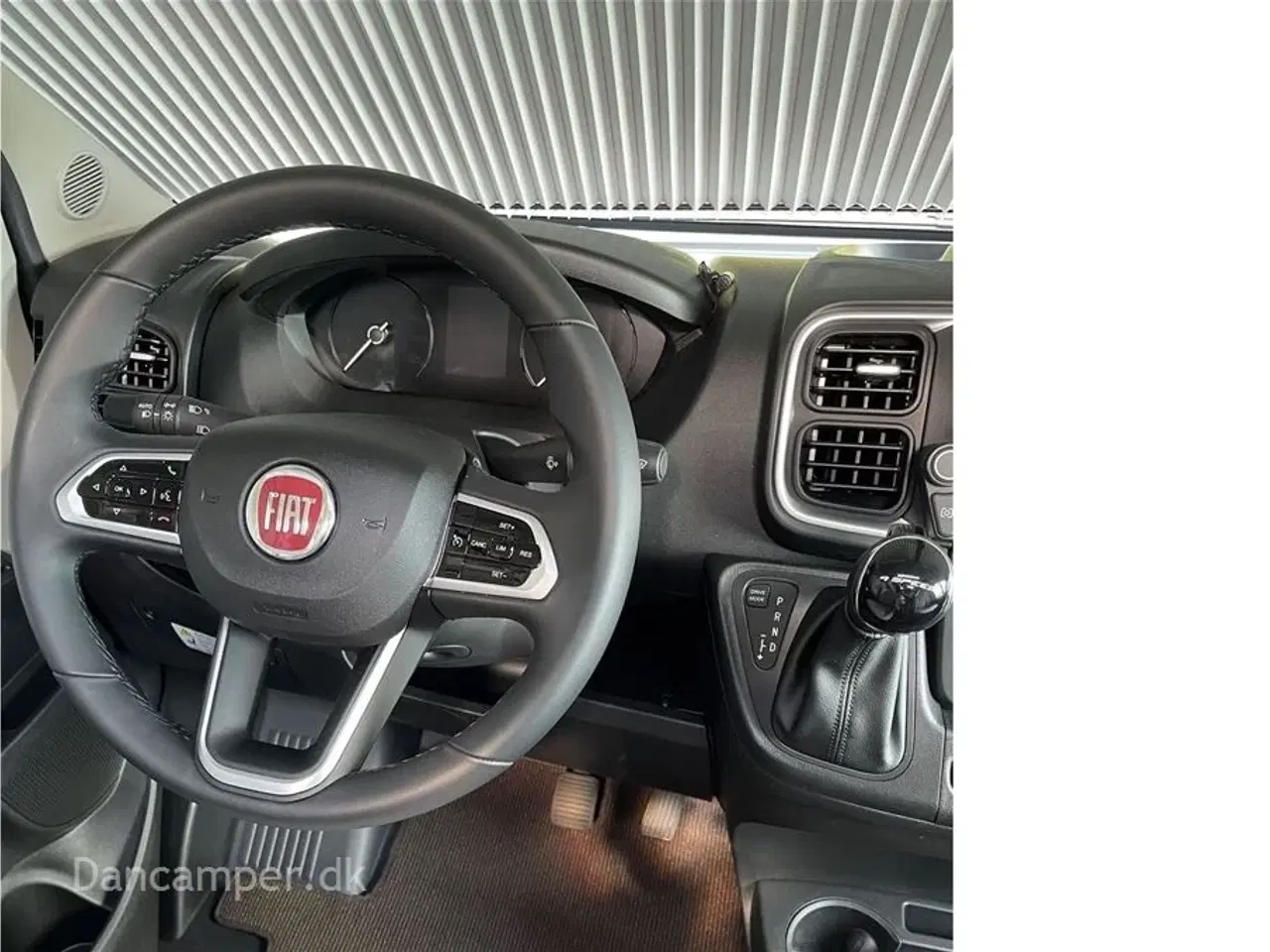 Billede 6 - 2024 - Carthago van 640 LE GT   MESSEPRIS kr. 1.099.900,- SPAR kr. 156.630,- Topmodel - enkeltsenge, Ko-øje-vinduer i bag, 9-trins automatgear, skiltegenkendelse, fjernlysassistent, navigation, Pioneer mediacenter, m.m.m.