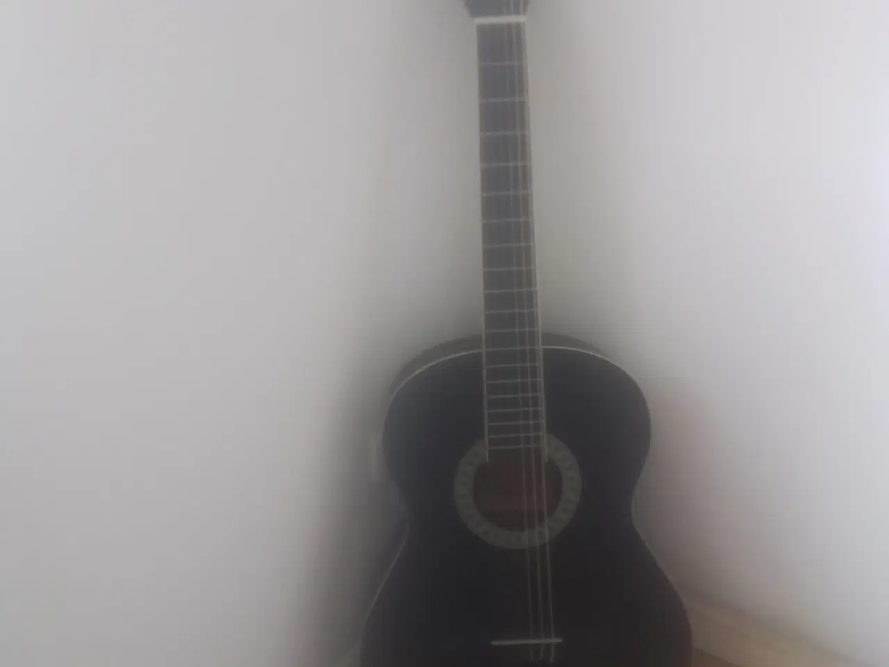 Billede 1 - Sort spansk venstrehåndsguitar i meget fin stand.