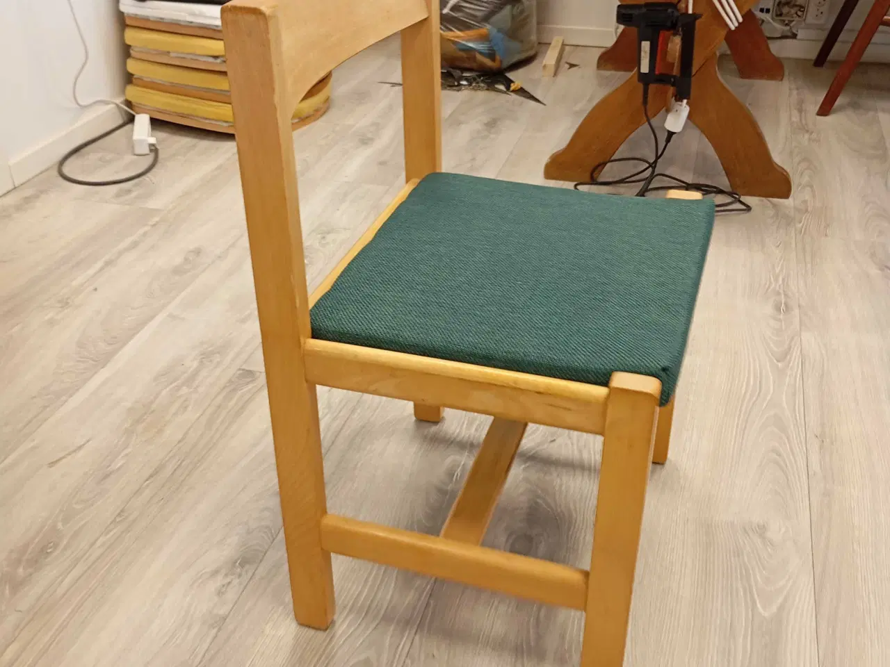 Billede 1 - 4 stk Hans J Wegner stole, med nyt betræk.