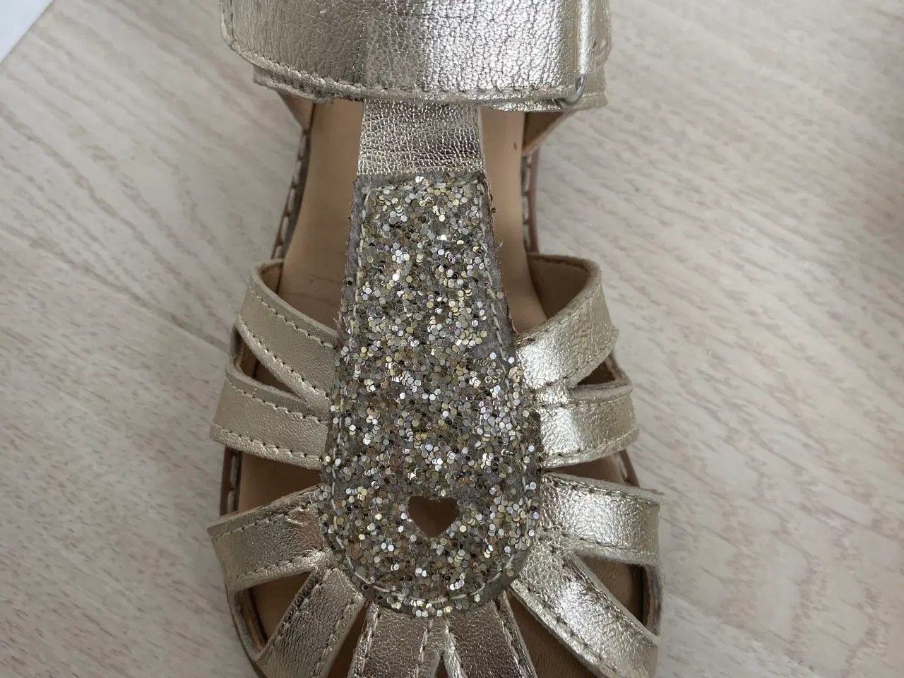 Billede 5 - Sandaler i guld 