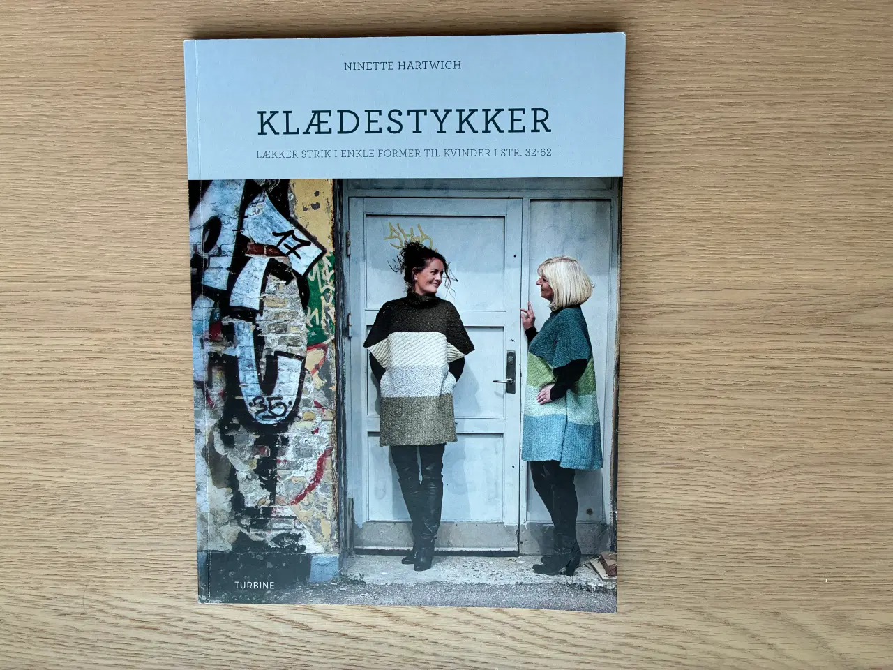 Billede 1 - KLÆDESTYKKER - Lækker strik i enkle former ...