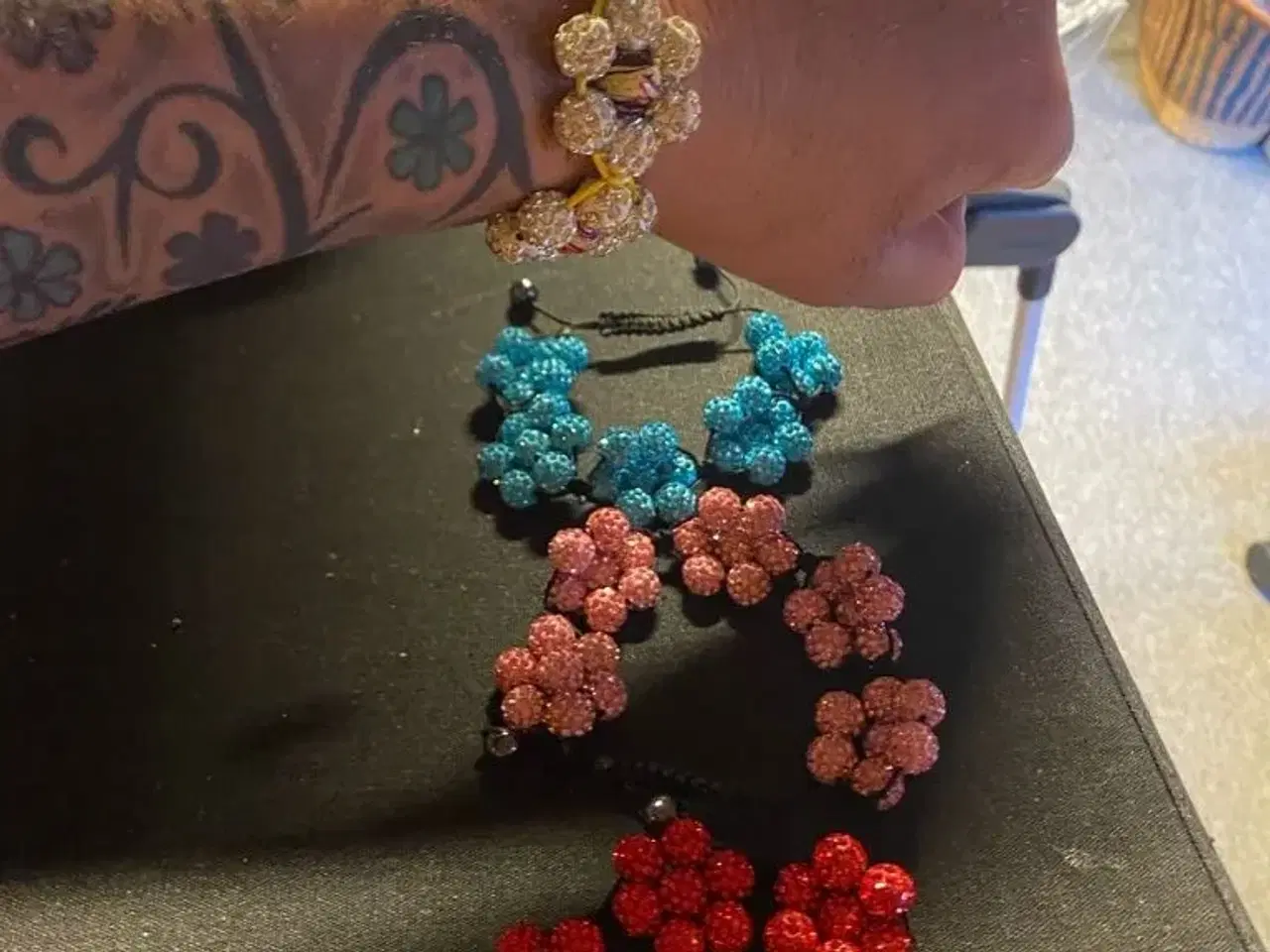 Billede 8 - Smukke nye knyttede blomsterarmbånd