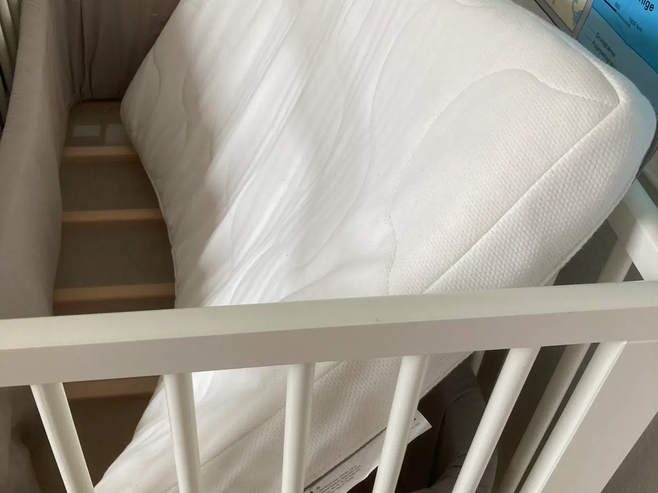 Billede 1 - Tremmeseng og god madras fra IKEA sælges