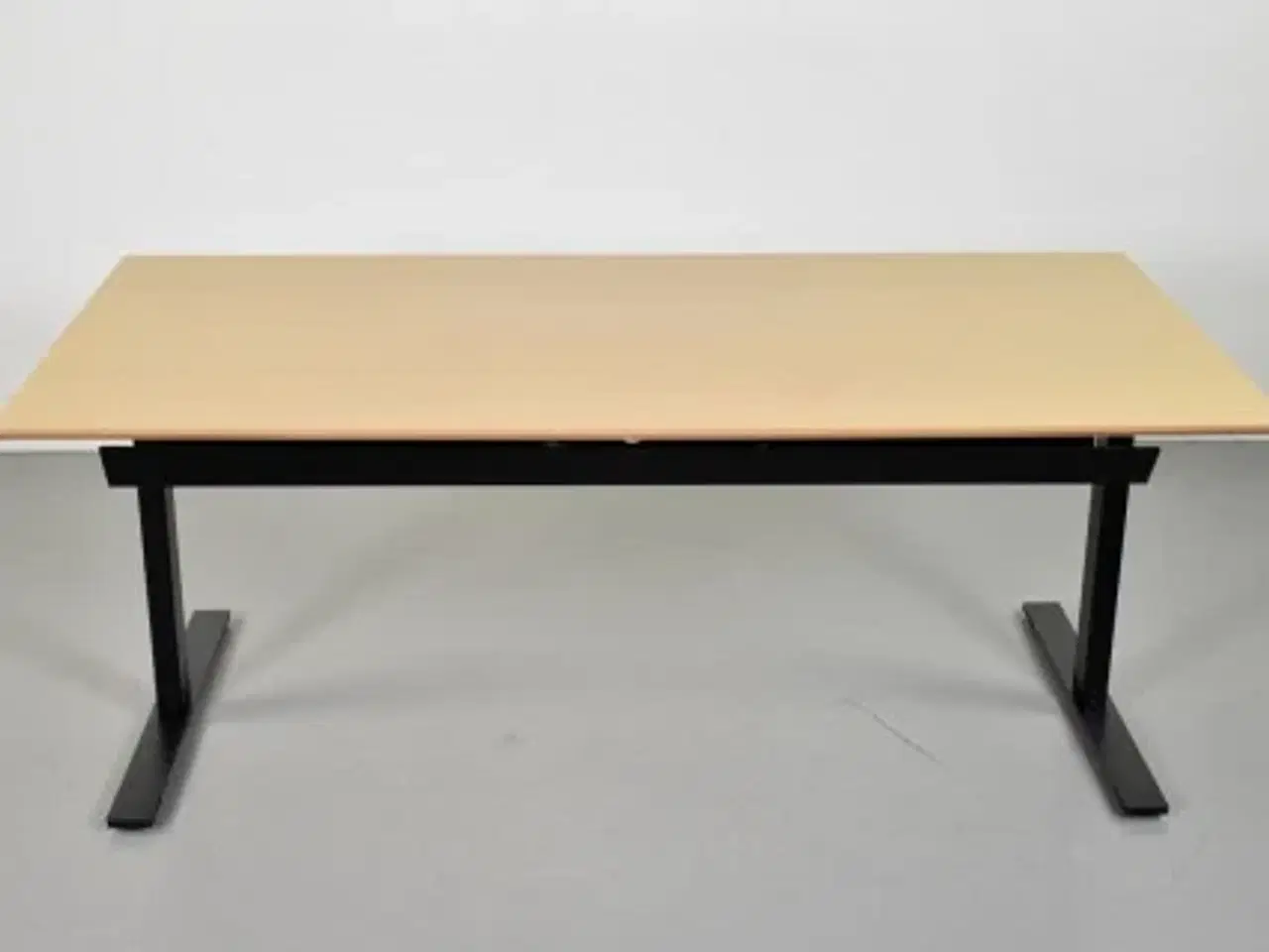 Billede 3 - Hæve-/sænkebord i bøg, 180 cm.