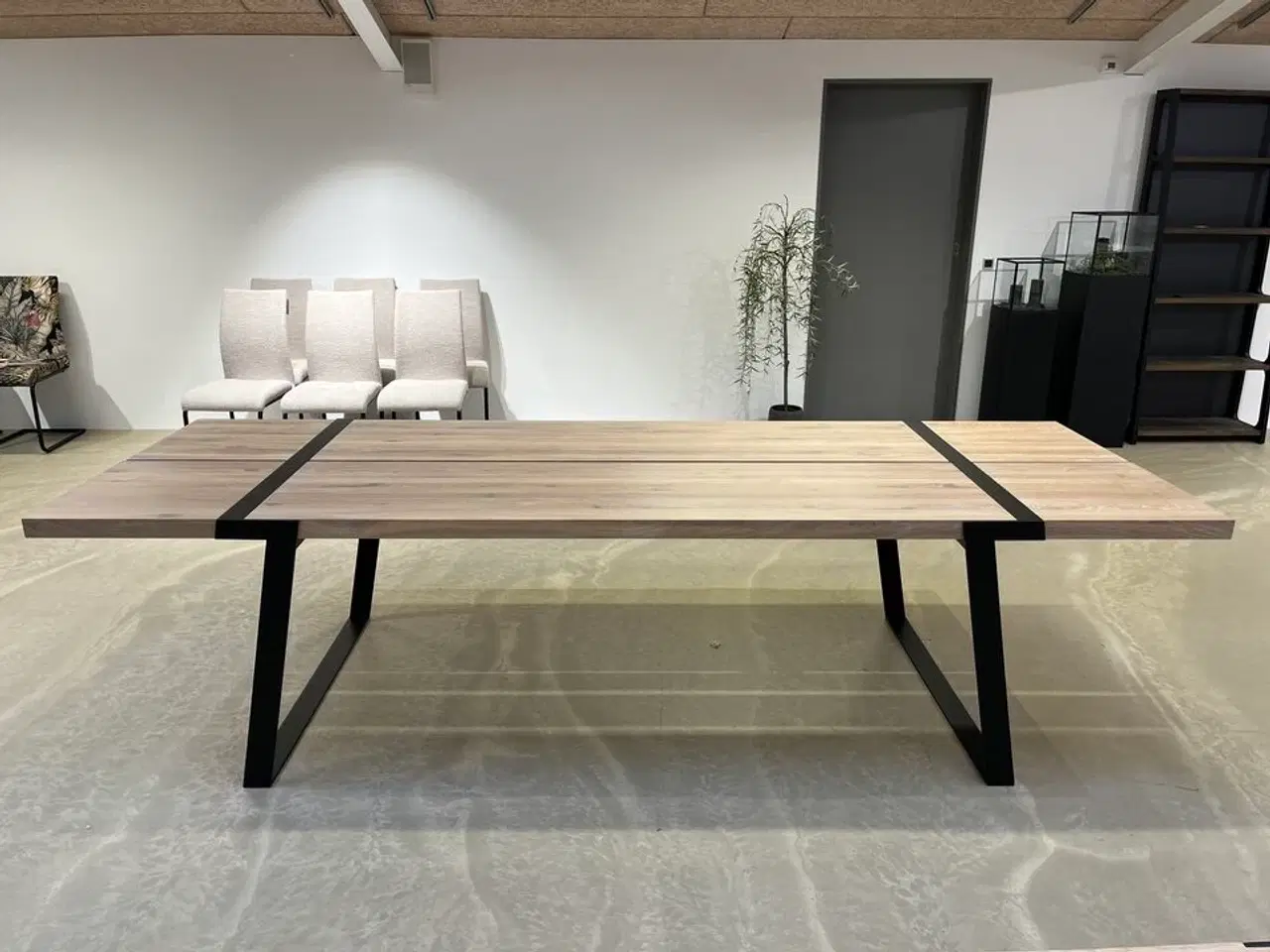 Billede 2 - Gigant spisebord. Hvidolieret massiv vildeg. 100x290 cm. Højde 74 cm.