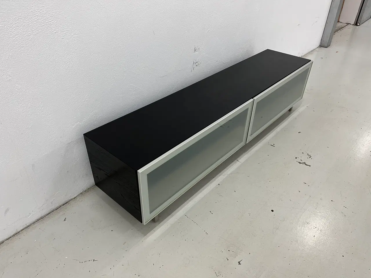Billede 6 - Boconcept TV/media skænk i sort og med 2 skuffer.