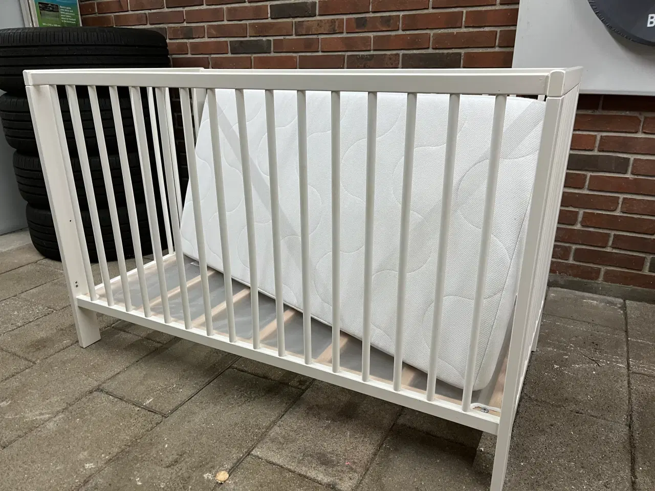 Billede 1 - Tremmeseng incl madras