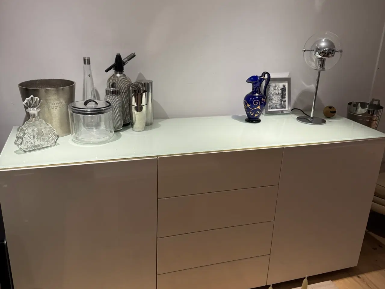 Billede 2 - Skænk, hvid højglans lakeret, med hvid glas top