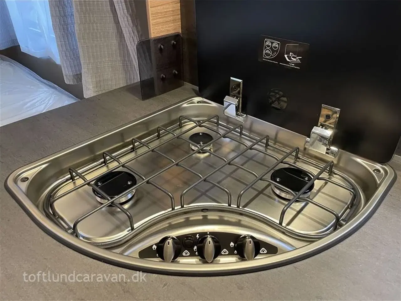 Billede 13 - 2025 - Weinsberg CaraOne 480 EU HOT EDITION   FABRIKSNY HOT 2025 kampagnevogn med masser af udstyr. BYGGET AF KNAUS/ TABBERT, NU PÅ LAGER