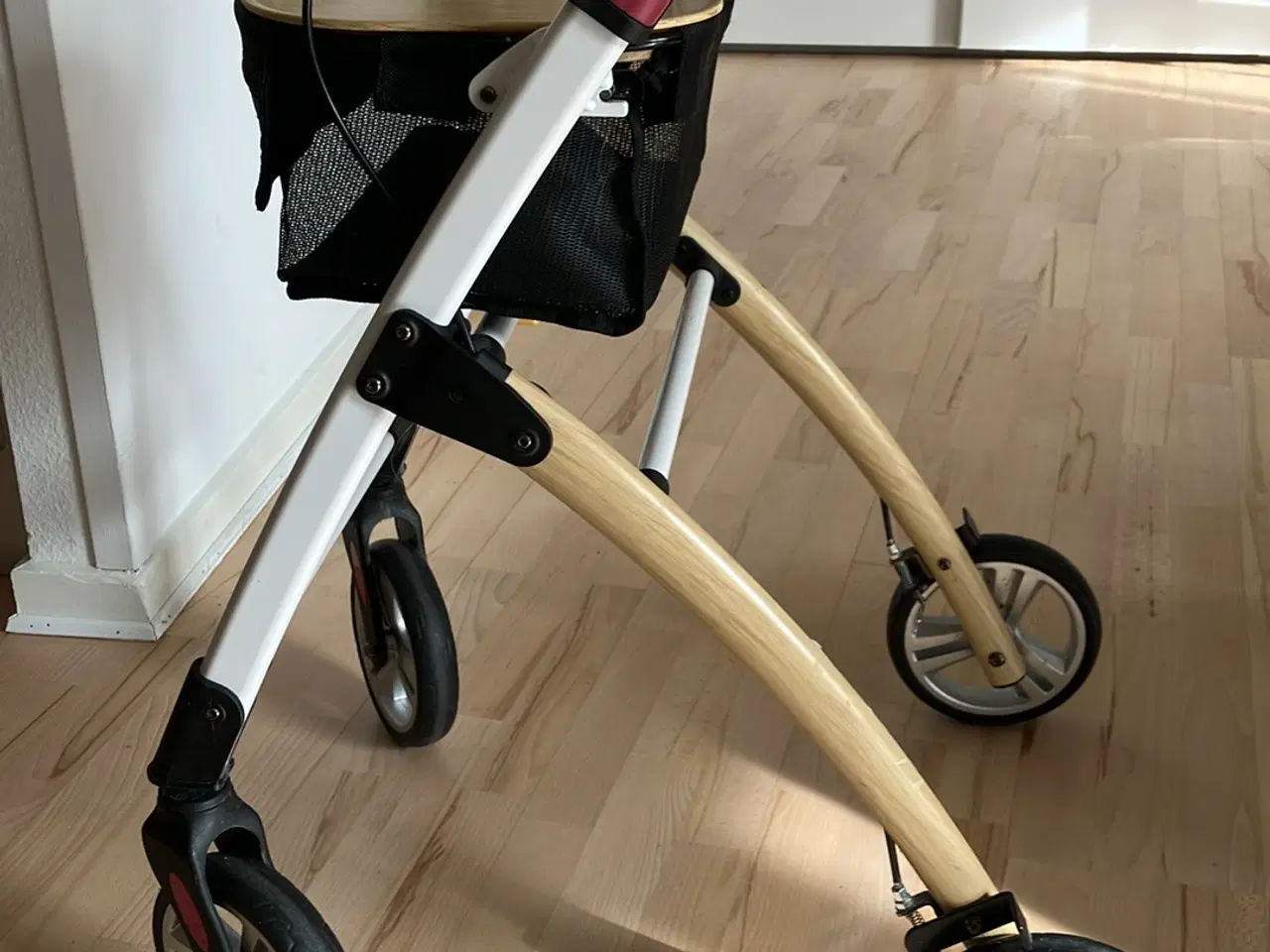 Billede 1 - Smart indendørsrollator med bakke